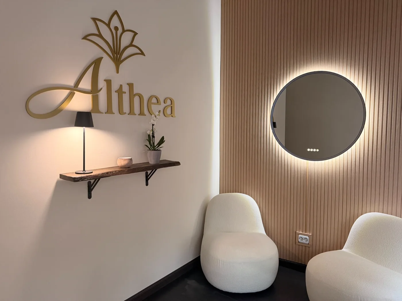 Recepción de Althea Estetic, con el logotipo en la pared